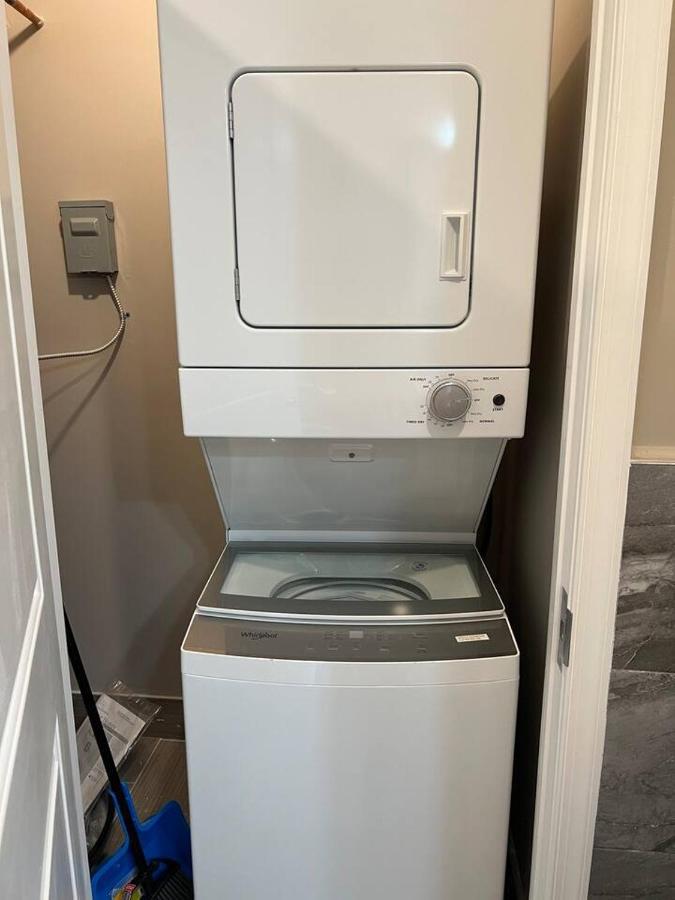 302 Comfy 1bd With View In Center *