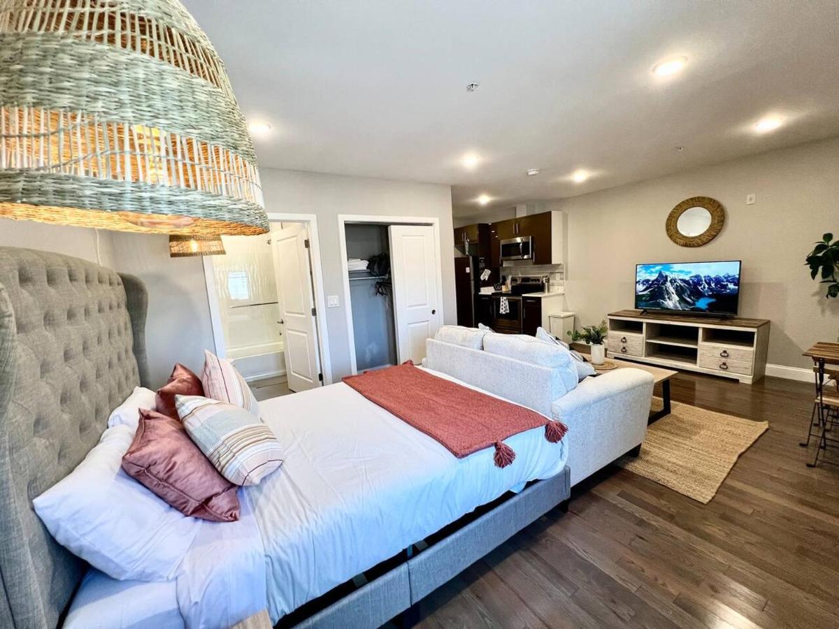 302 Comfy 1bd With View In Center *